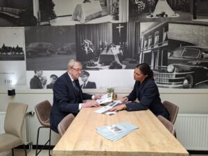 Persoonlijk gesprek over uitvaartbegeleiding met documenten