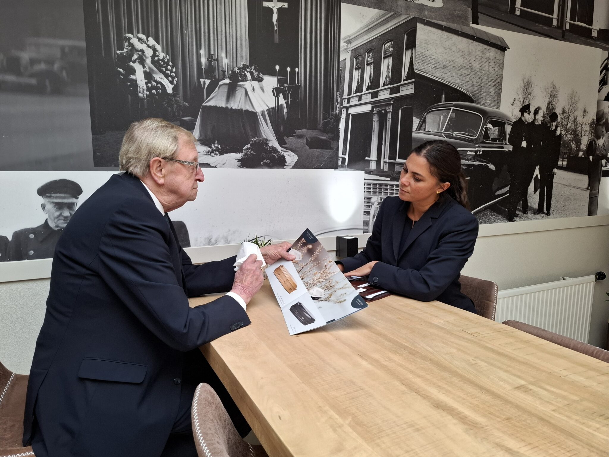 Gesprek over uitvaartplanning met adviseur en cliënt