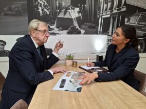 Adviseur en klant bespreken uitvaartwensen aan tafel