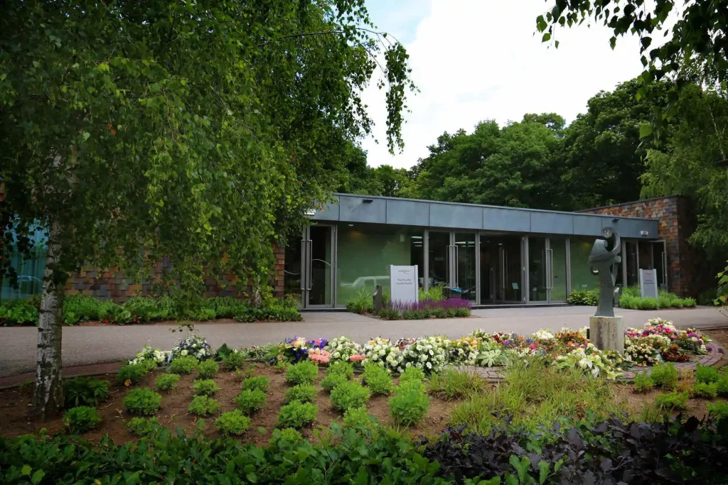 Crematorium Slingerbos in Ede, aan de rand van het bos
