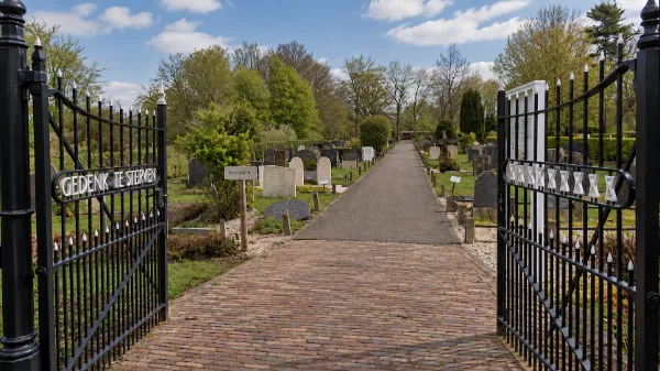 toegangspoort begraafplaats Rhoon