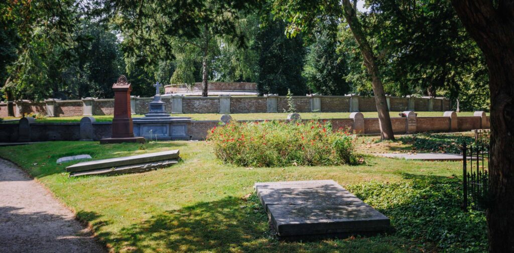 Groene begraafplaats Soestbergen met grafstenen en bomen voor rustig afscheid en uitvaart.