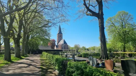 Begraafplaats Rolde met kerk op de achtergrond