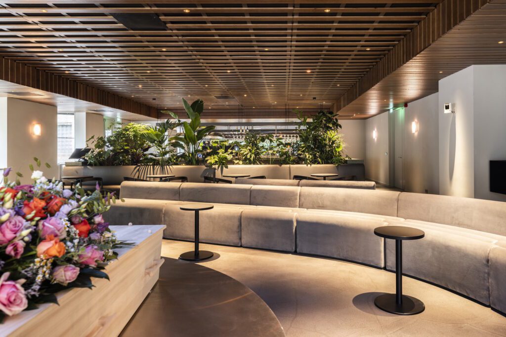 Aula in crematorium Zaandam tijdens een crematieplechtigheid