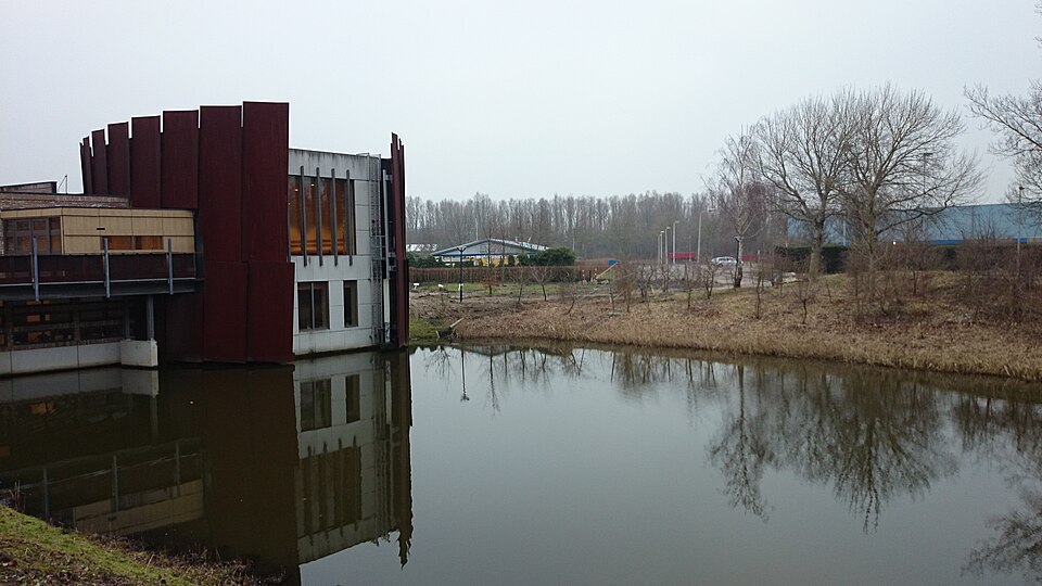 Crematorium Meerbloemhof in Zoetermeer, gebouw met roestkleurige gevel aan het water