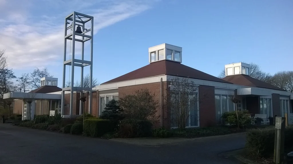 Crematorium en aula Hollands Hof in Hoorn, gebouw met klokkentoren