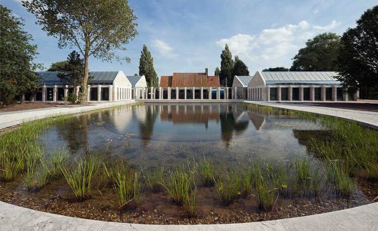 Crematorium De Nieuwe Noorder met vijver in Amsterdam