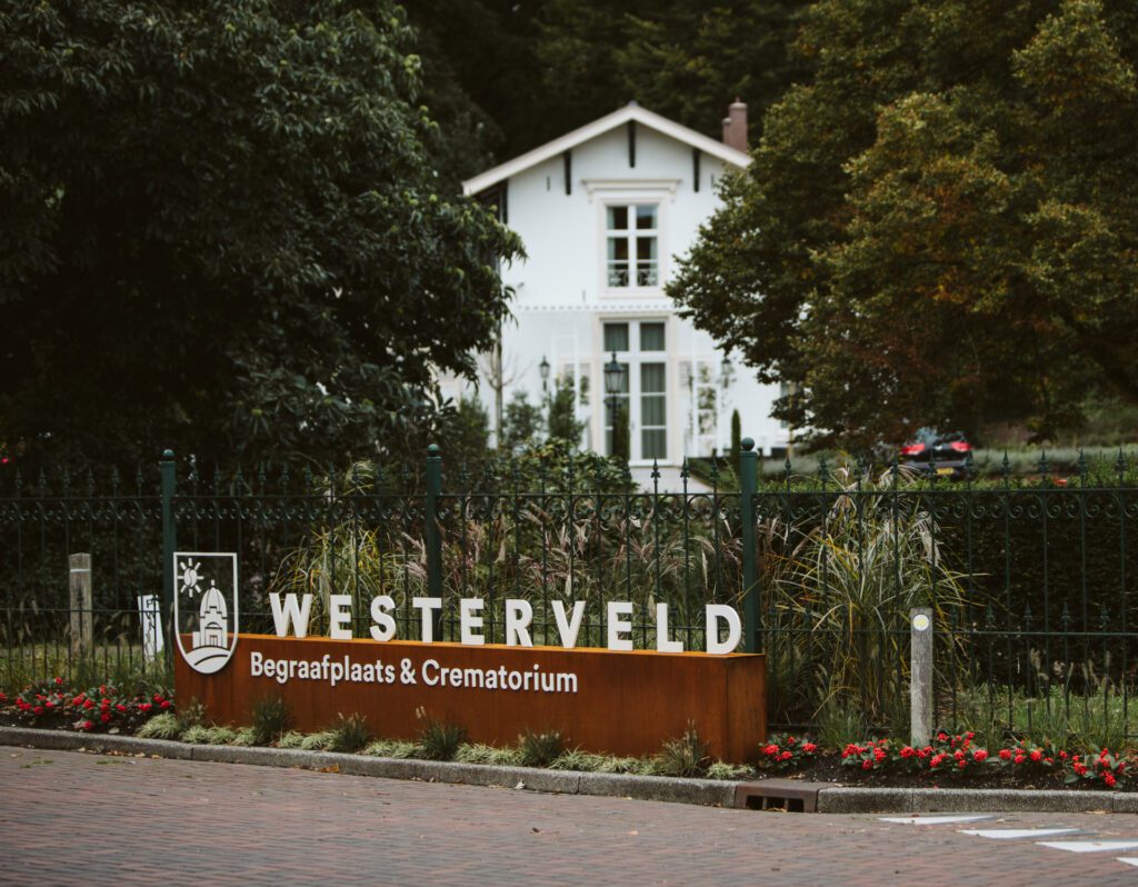 Entree van crematorium Westerveld in Driehuis