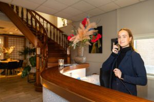 Medewerker bij balie in Uitvaartcentrum Haarlem