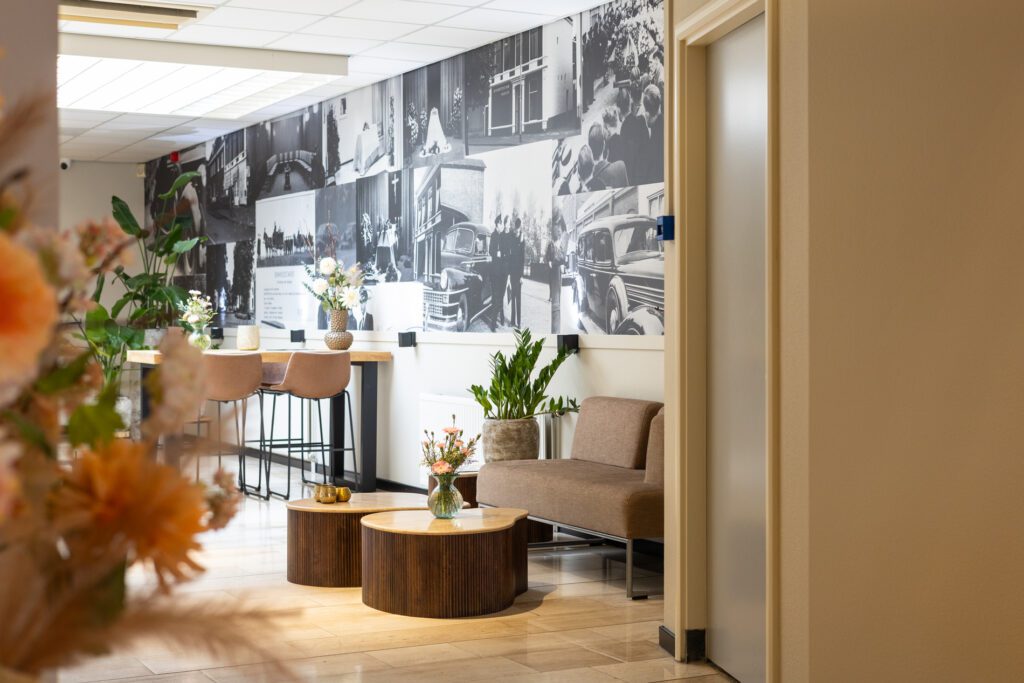 Wachtruimte met zitplaatsen in uitvaartcentrum Haarlem