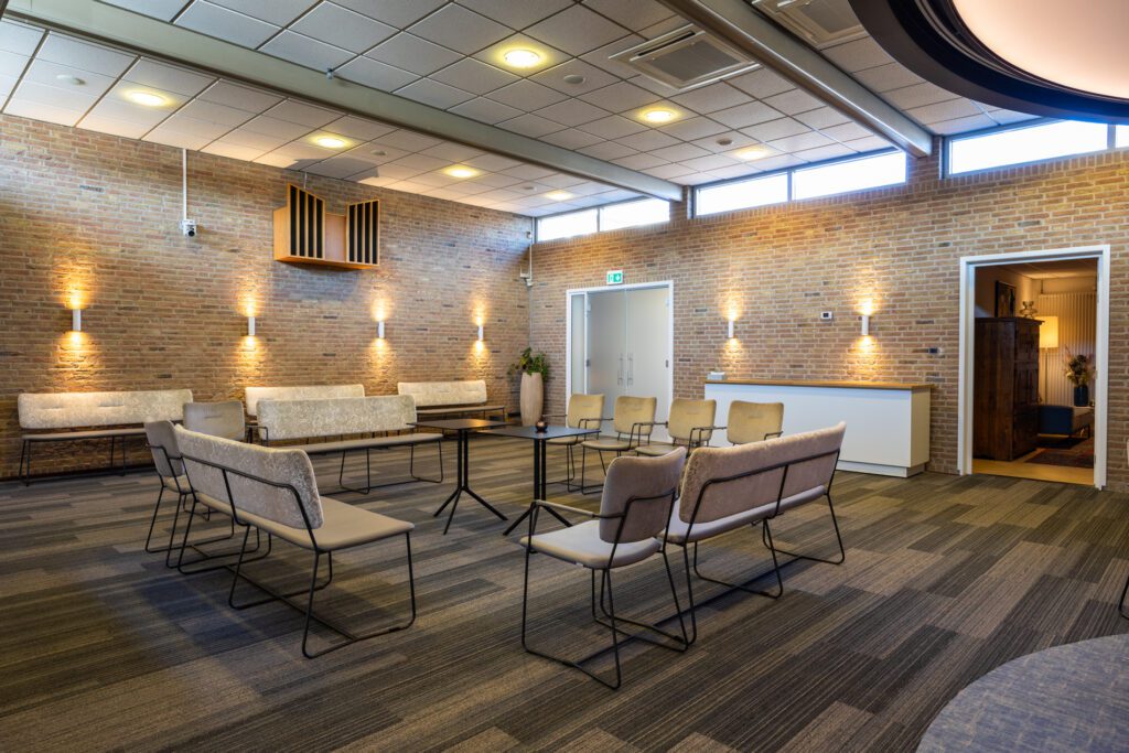 Ceremonieruimte met stoelen en verlichting in Aalsmeer