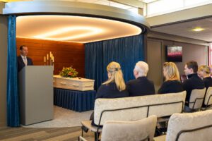 Bezoekers bij uitvaartceremonie in Aalsmeer