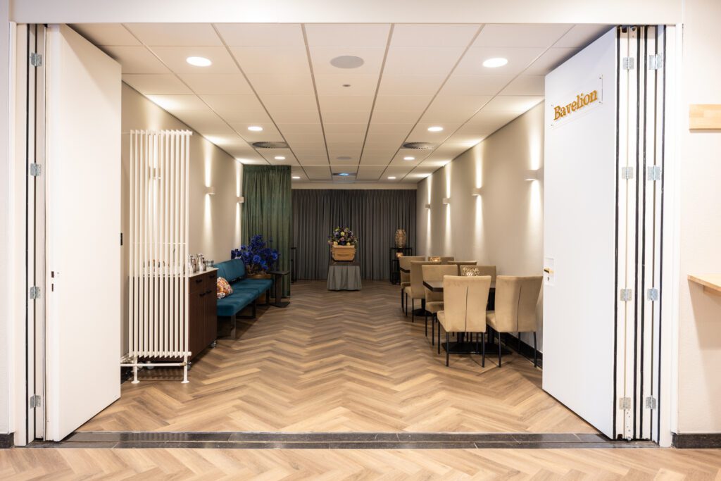 Wachtruimte met zitplaatsen in Ename Uitvaartcentrum Zuid