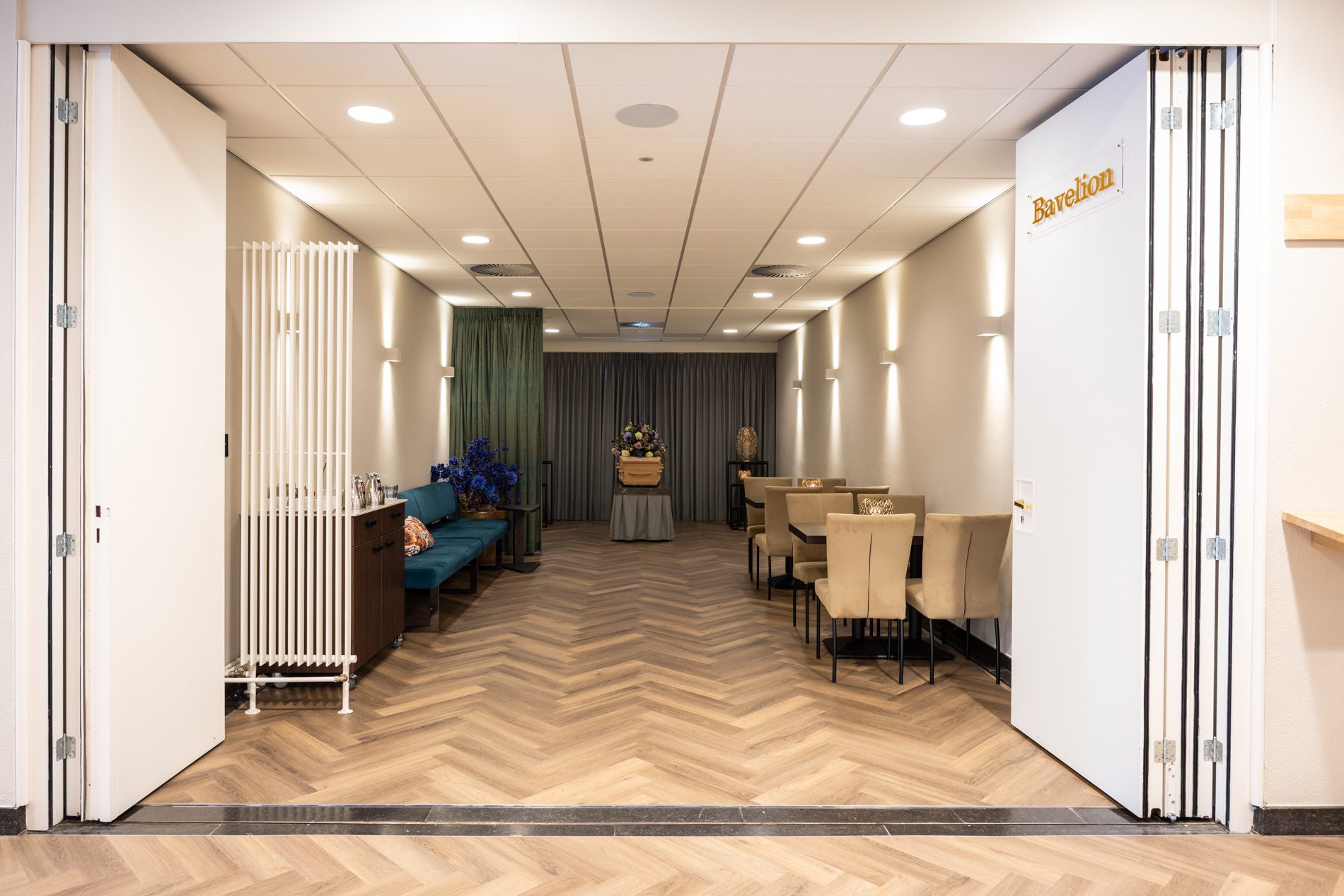 Wachtruimte met zitplaatsen in Ename Uitvaartcentrum Zuid