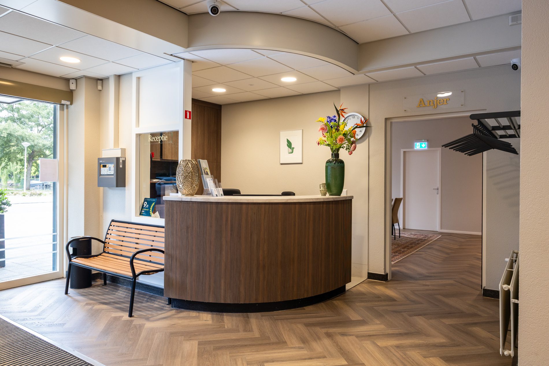 Ontvangstbalie in Ename Uitvaartcentrum Zuid met zitbank