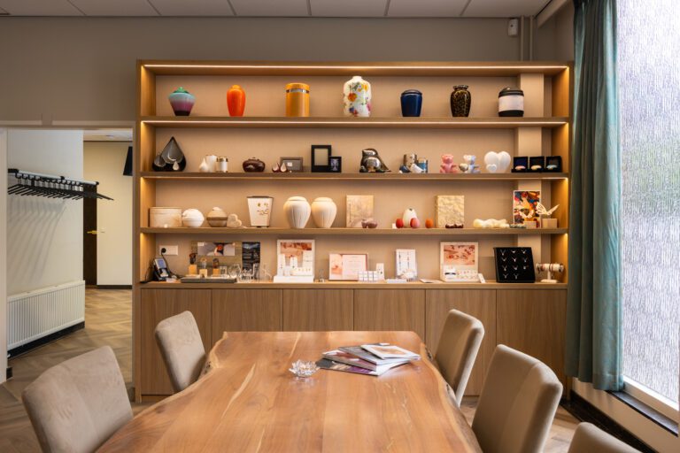 Toonkamer met urnen en herinneringsproducten voor uitvaart