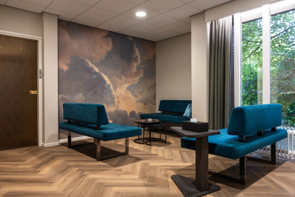 Zitruimte met stoelen en tafels in uitvaartcentrum zuid