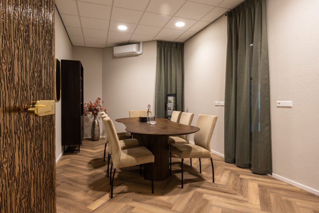 Gespreksruimte met tafel en stoelen voor uitvaartbegeleiding