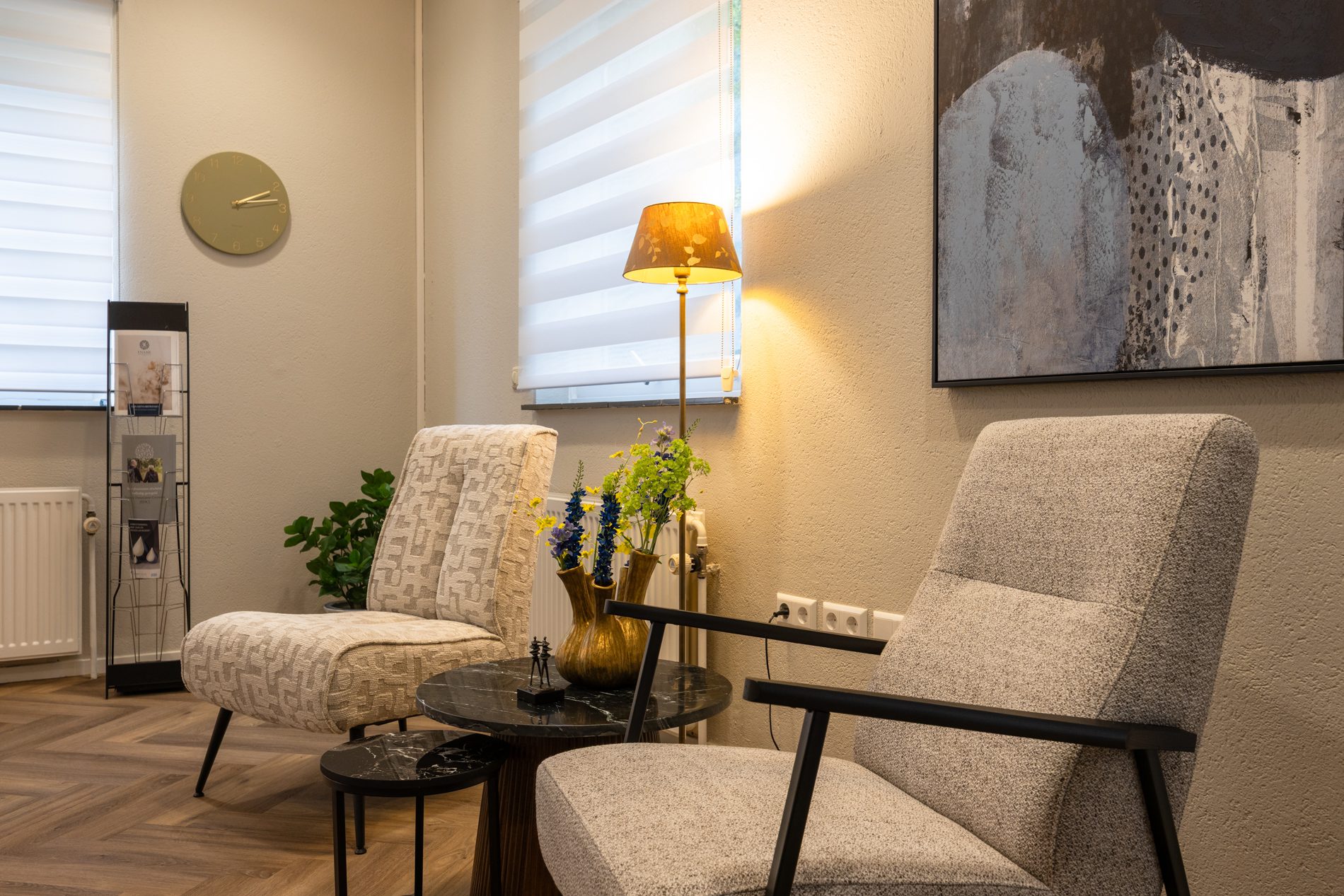 Zitruimte met fauteuils en lamp in uitvaartcentrum