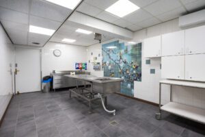 Verzorgingsruimte met werktafels in Ename Uitvaartcentrum Zuid