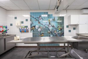 Verzorgingsruimte met tafel en rustige wand in uitvaartcentrum Zuid