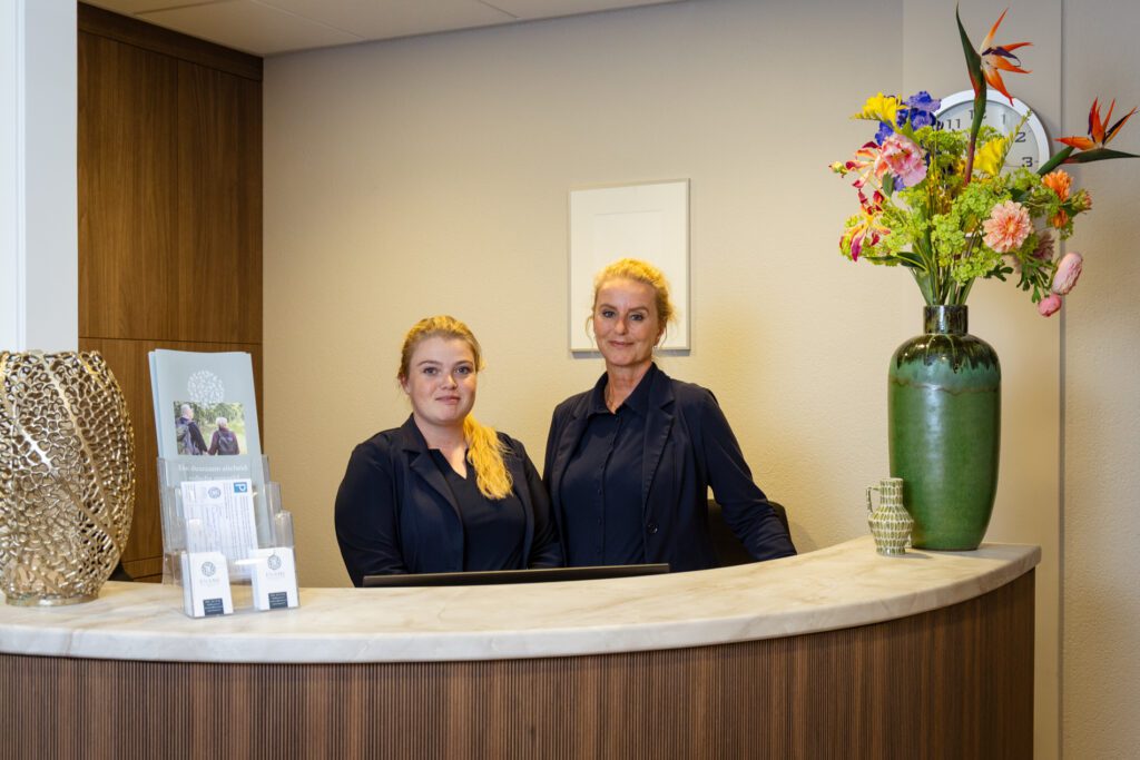 Uitvaartzorg Amsterdam: Medewerkers bij balie in Ename Uitvaartcentrum Zuid