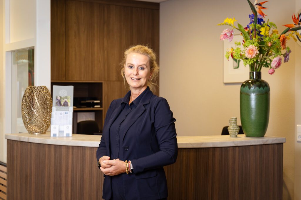 Medewerker bij balie in Ename Uitvaartcentrum Zuid