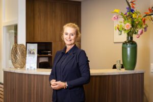 Medewerker bij balie in Ename Uitvaartcentrum Zuid