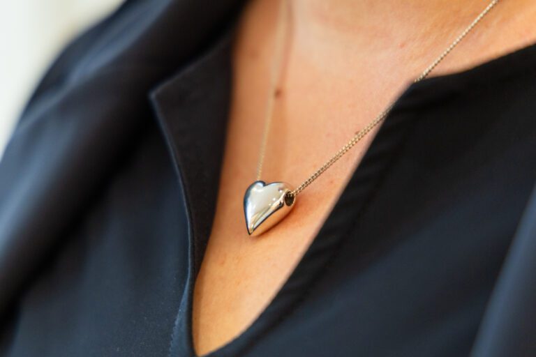 Ketting met hartvormig herinneringssieraad bij afscheid