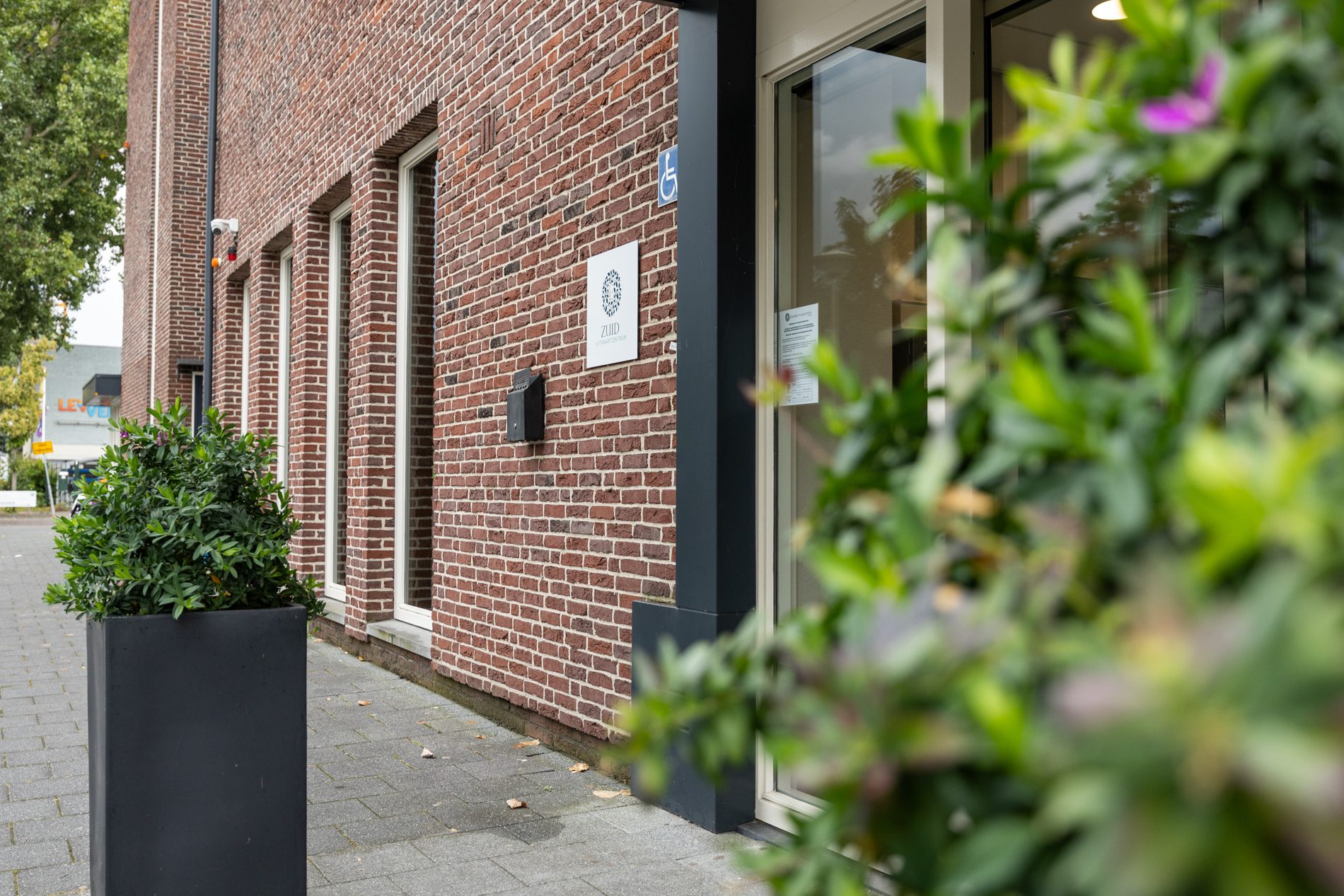 Ingang van Ename Uitvaartcentrum Zuid met groen