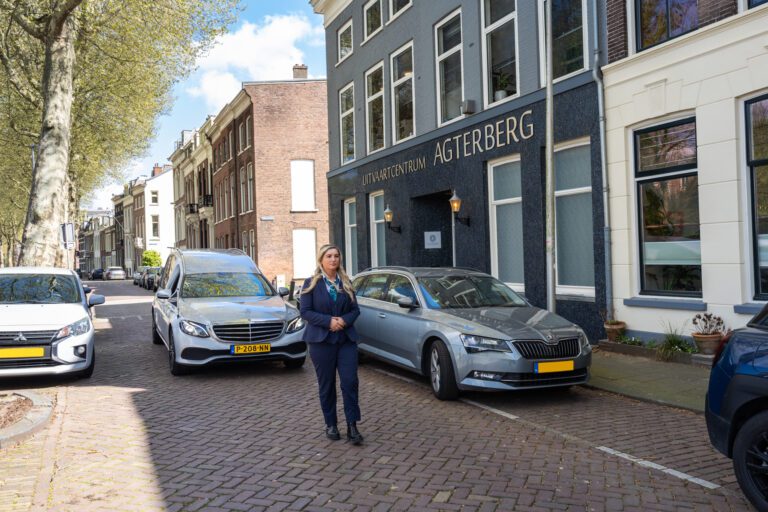 Rouwauto met uitgeleide bij Uitvaartcentrum Agterberg