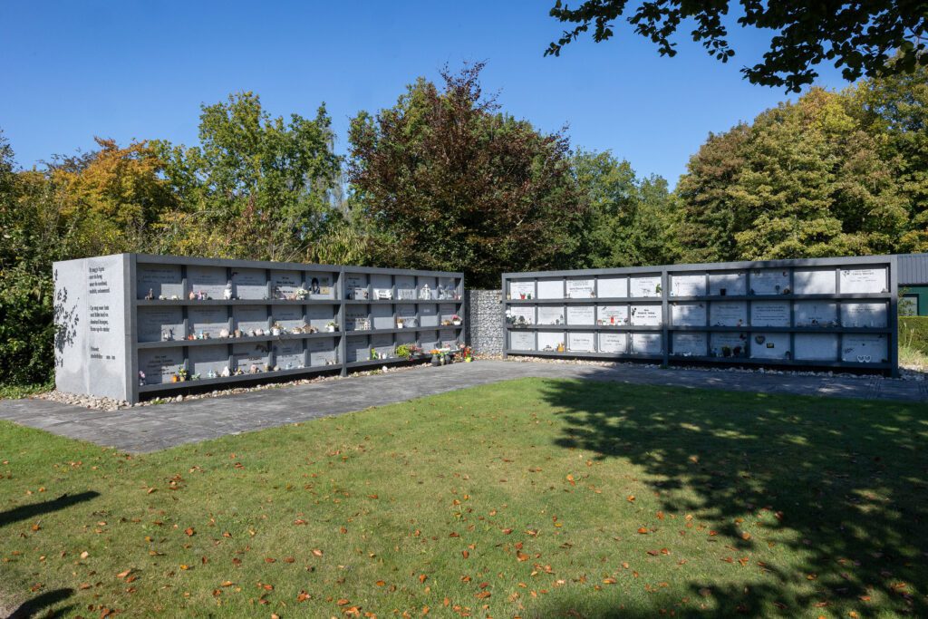 Parkachtig terrein van Algemene Begraafplaats Lelystad aan de Oostranddreef, met bomen en groene omgeving naast crematorium Ölandhorst