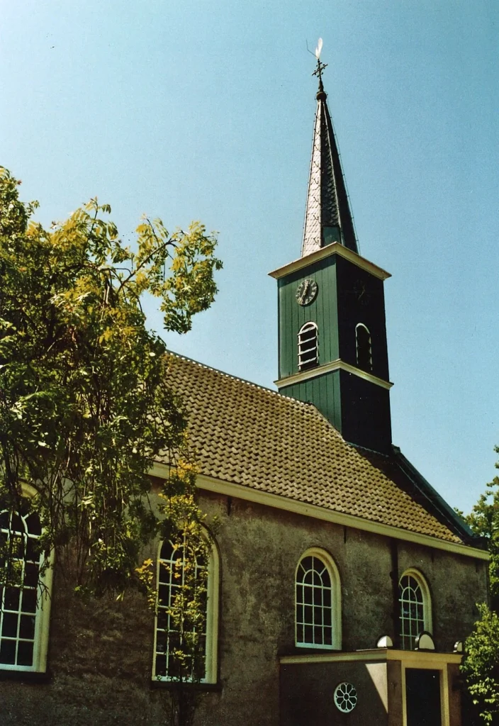 Nederlands Hervormde kerk in Akersloot met kerktoren, gelegen bij de gemeentelijke begraafplaats