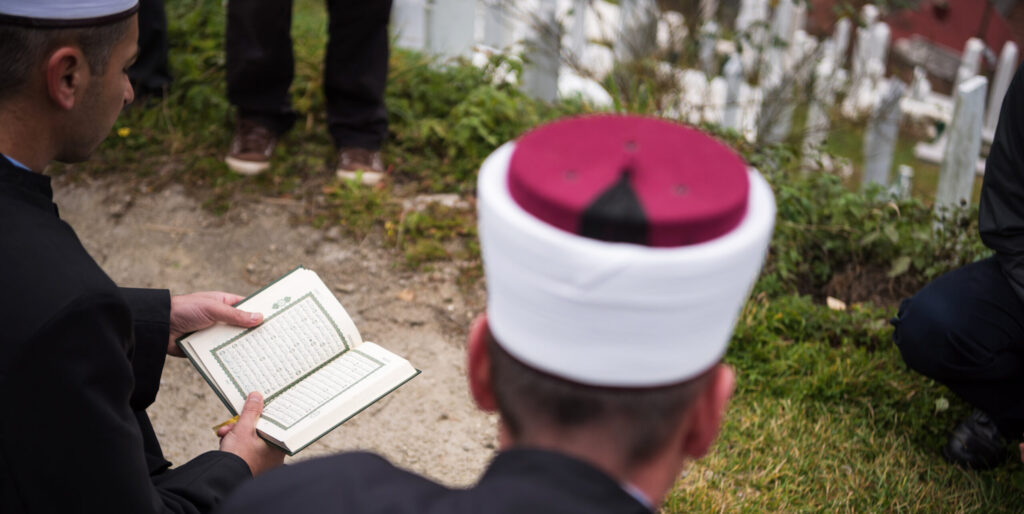 Islamitische uitvaart Utrecht met gebed bij het graf tijdens de begrafenis