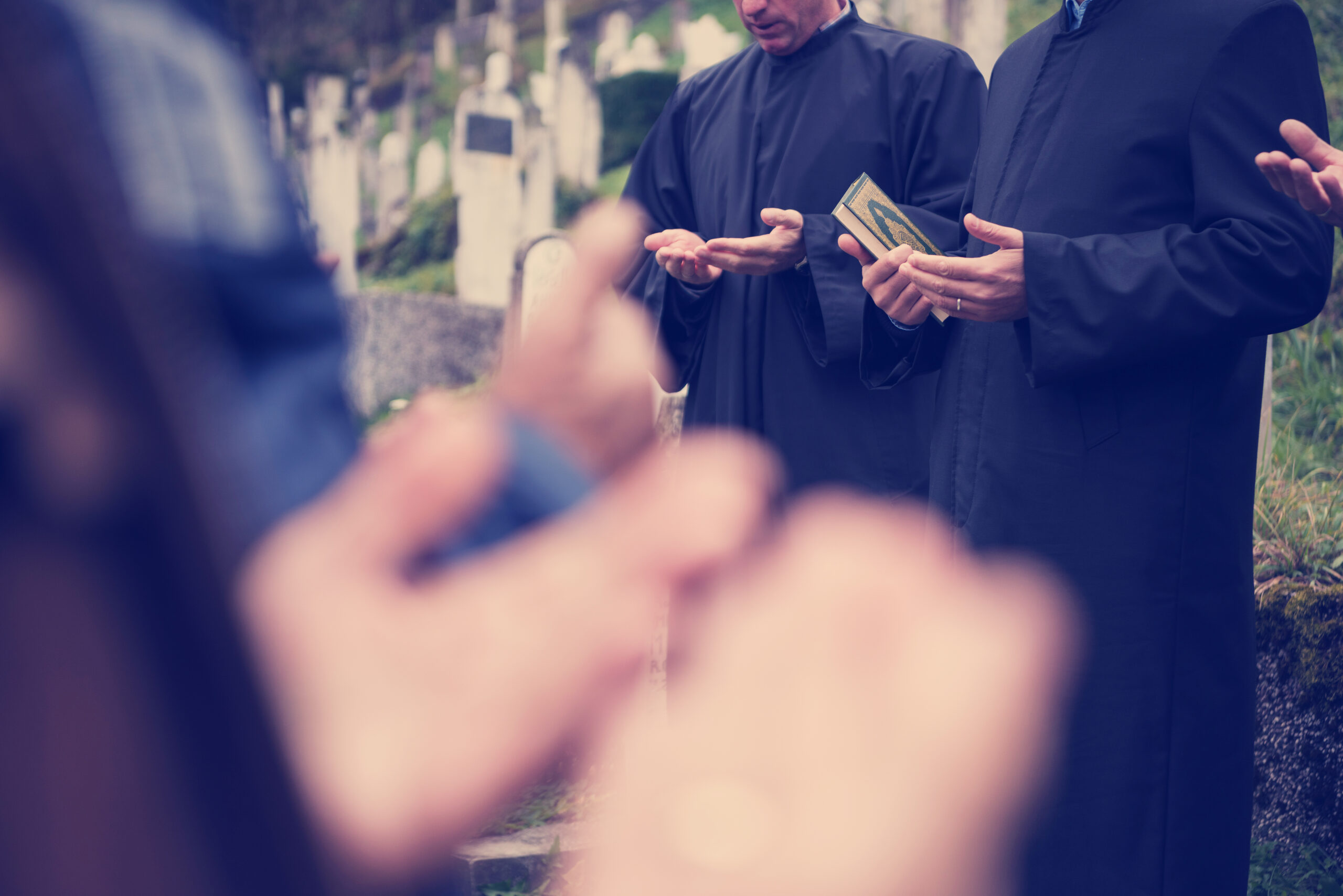 ‘Islamitische uitvaart in Utrecht’, weergegeven in een eenvoudige en respectvolle stijl.