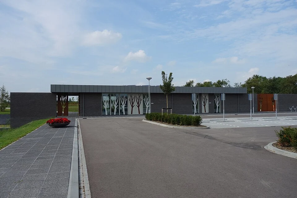Poortgebouw van begraafplaats Zuiderveld in Hoorn, modern gebouw met decoratieve boommotieven