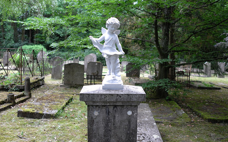 Gerestaureerd engelenbeeld op een grafmonument op De Oude Begraafplaats Naarden