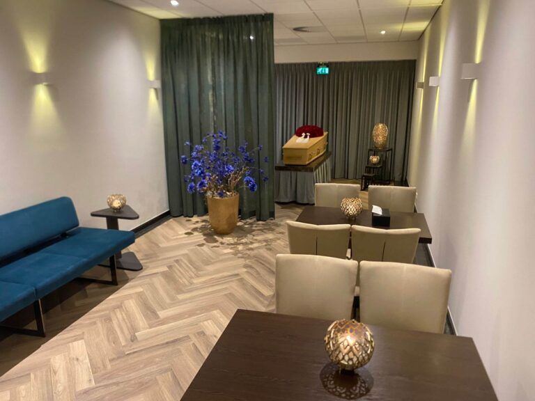 Ontvangstruimte met stoelen en tafel in uitvaartcentrum Zuid