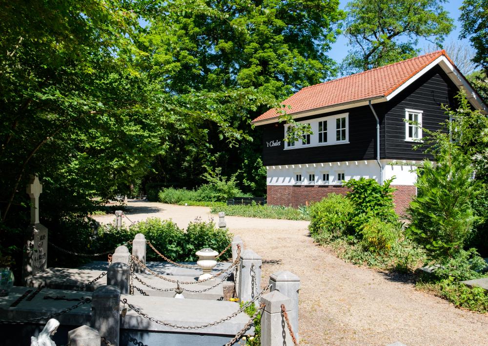 Zorgvlied Begraafplaats in Amsterdam aan de Amstel met groene lanen en graven