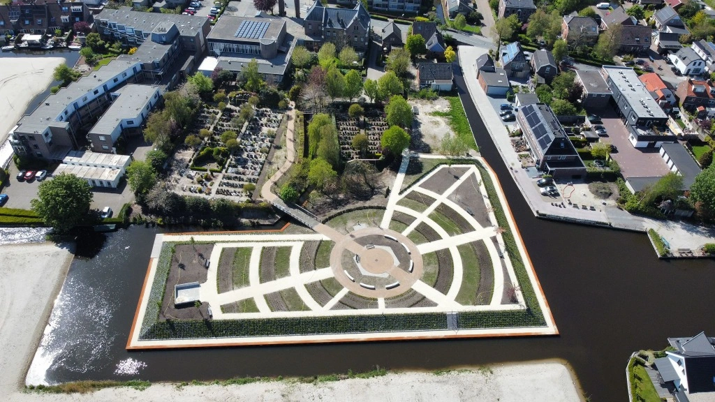 begraafplaats-en-gedenkpark-petruskerk-roelofarendsveen