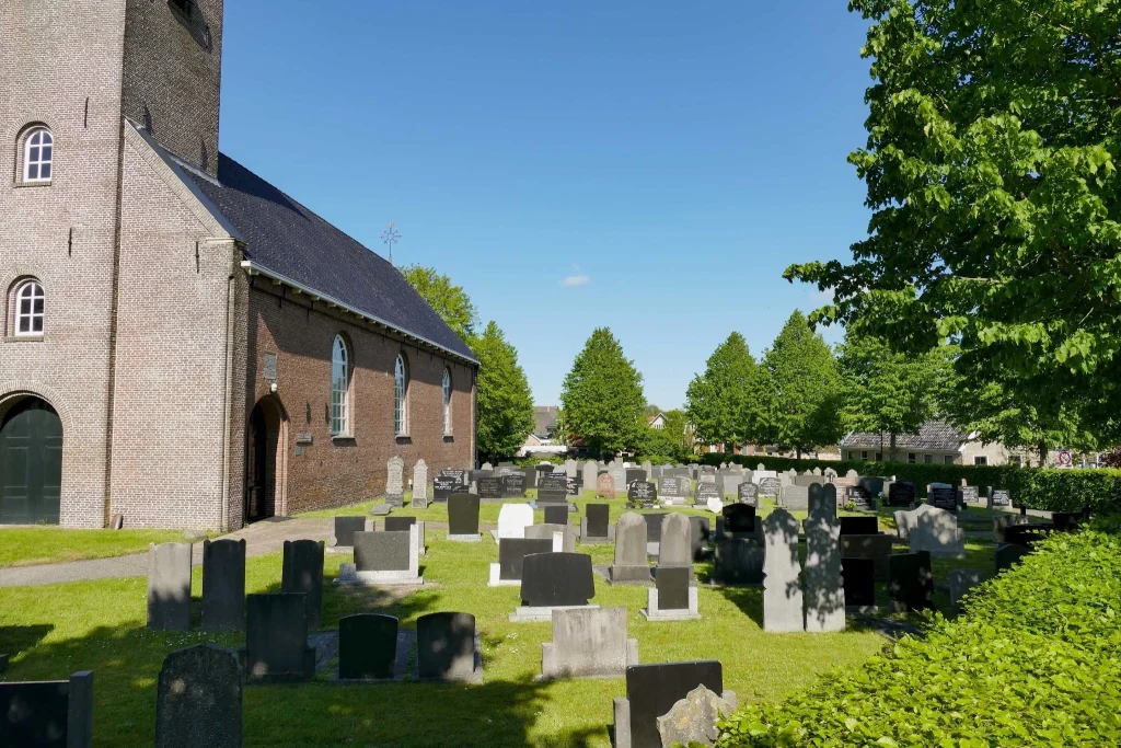 begraafplaats-mariakerk-roelofarendsveen