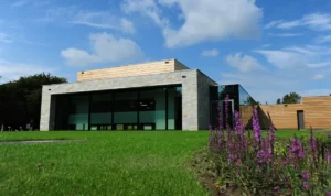 Crematorium Waerdse Landen in Heerhugowaard met moderne gevel