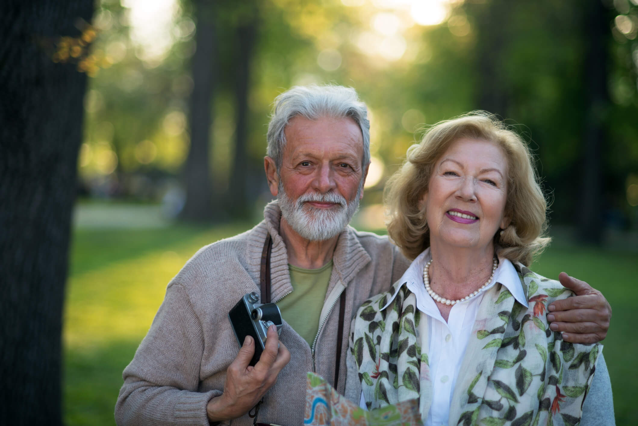 Oud stel loopt samen buiten tijdens moment van afscheid
