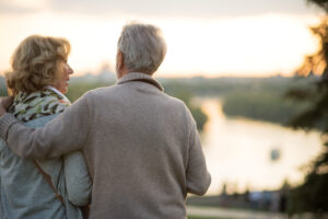 Koppel kijkt uit over water bij vooraf regelen van uitvaart