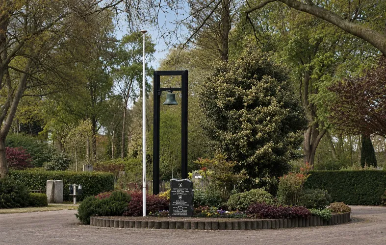 Herdenkingsklok in oude begraafplaats brielle