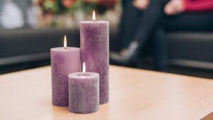 Klassieke uitvaart met brandende kaarsen als symbool van herdenking